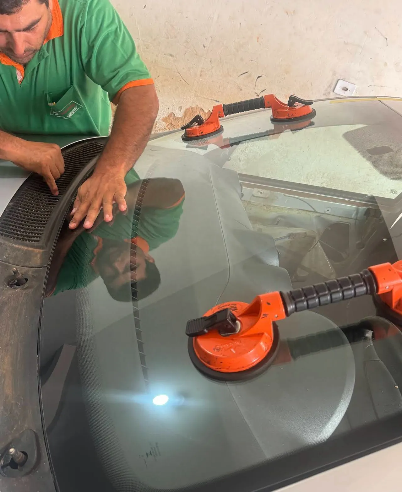 Técnico da Casa dos Para-Brisas encaixando um para-brisa novo