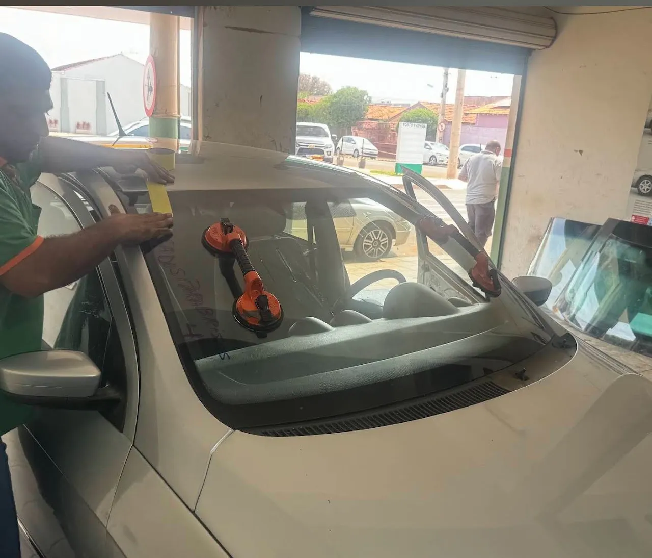 Instalação de para-brisa com ventosas de posicionamento